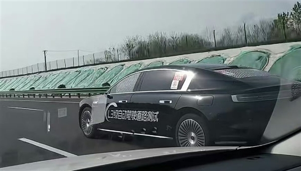 华为系百万豪车 尊界S800内饰曝光:钻石车标确实“尊”
