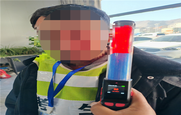 奇葩男子酒后考科目三 还没开始就结束了