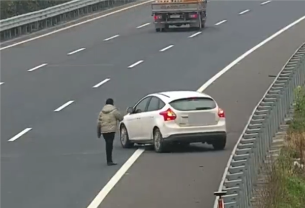 小车错过高速路口 俩男子上演神操作：一个敢倒 一个敢指挥