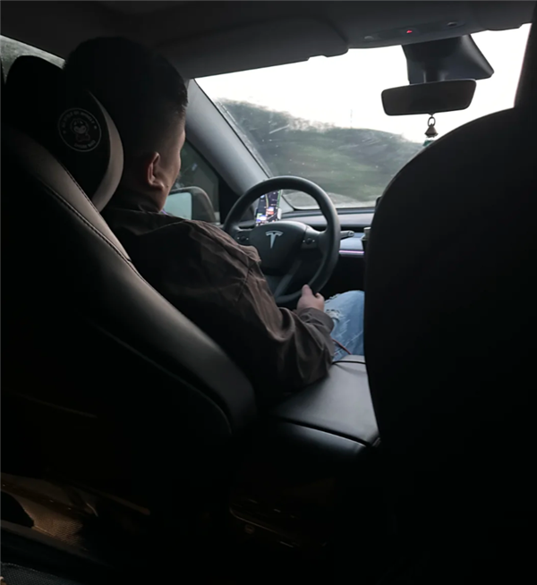 不负责任的顺风车！特斯拉顺风车开了智驾后司机睡觉