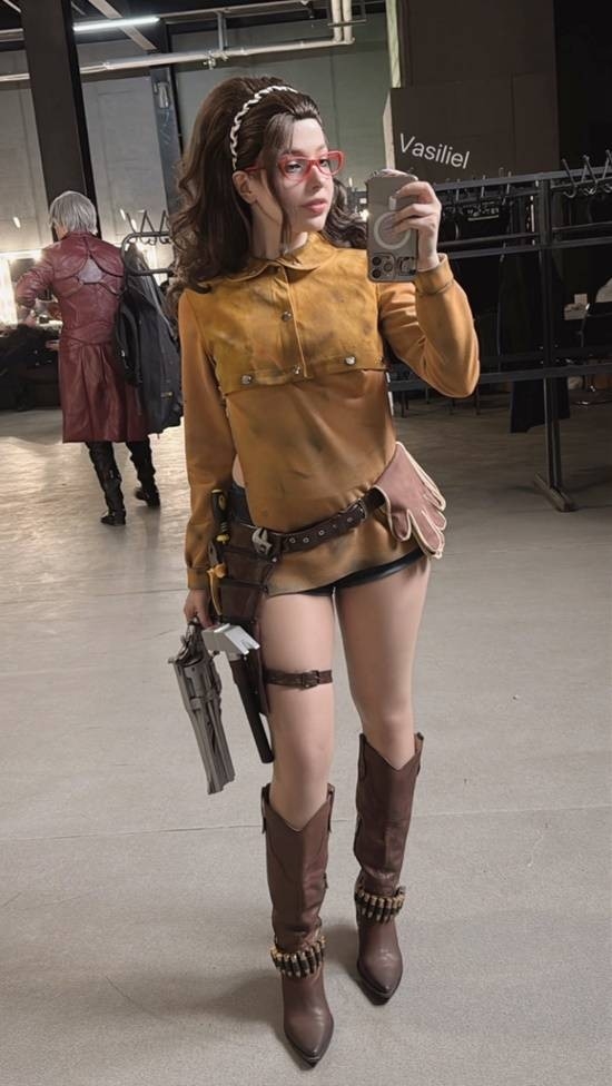 俄罗斯美女Cos《鬼泣5》妮可 纤腰美臀格外性感