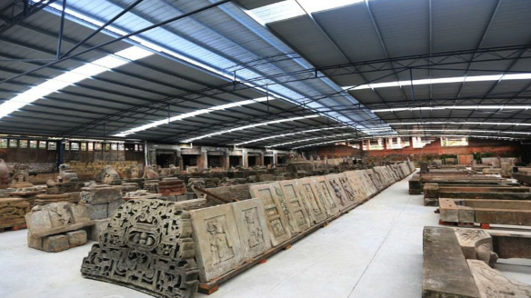 重庆一古石门因游客攀爬导致坍塌 馆方追责游客称非故意被砸伤