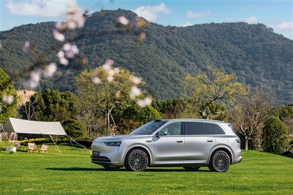 2025年最重磅的家庭旗舰SUV！全新问界M8上市：35.98万起