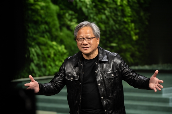 没穿皮衣改穿西装！黄仁勋紧急来华谈什么：承认美国芯片管制对英伟达伤害大