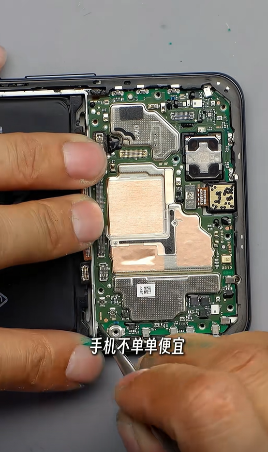 8000mAh史无前例!荣耀Power拆解:为了塞进超大电池 主板结构都变了