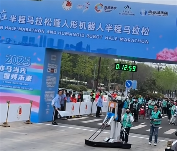 北京人形机器人比赛洋相百出 股民瑟瑟发抖:吹了半天是玩具