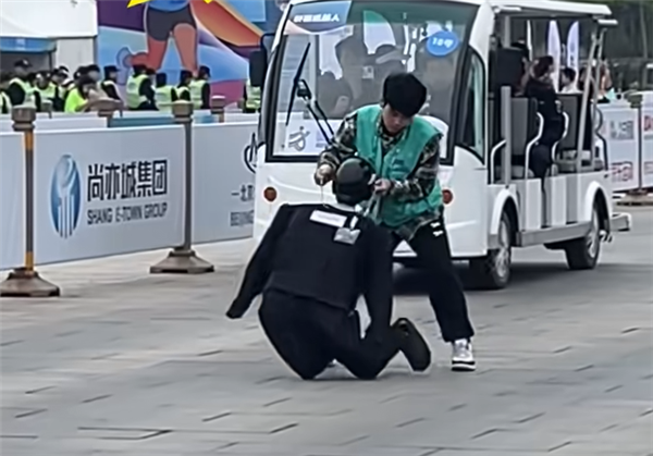 北京人形机器人比赛洋相百出 股民瑟瑟发抖:吹了半天是玩具