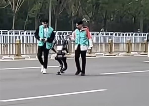 北京人形机器人比赛洋相百出 股民瑟瑟发抖:吹了半天是玩具