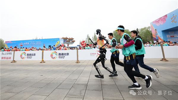人形机器人半马冠军 为什么会选择全尺寸
