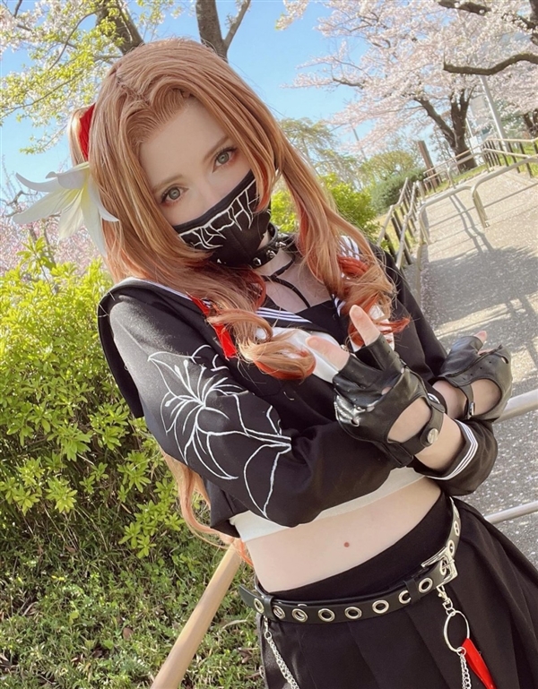 《生化4RE》阿什莉体模新Cos图：化身绝美隐形女 紧身衣秀好身材