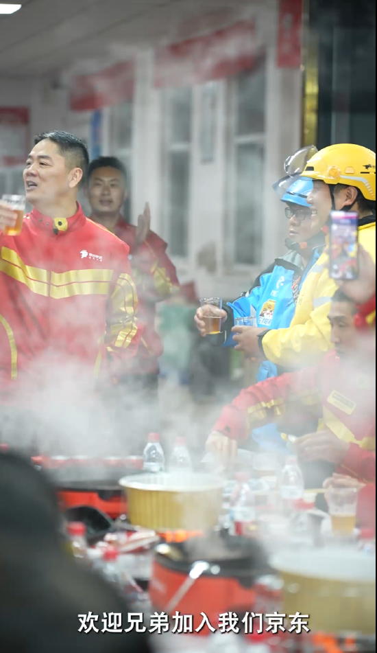 希望全职外卖员能超100万!刘强东请吃饭:有身着饿了么、美团工服小哥向其敬酒