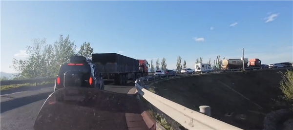 网友偶遇大堵车:竟因头车司机原地睡着了