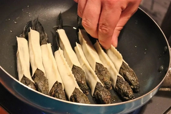 日本餐厅开创异形饺子 宛如抱脸虫出壳！满嘴尖牙很惊悚