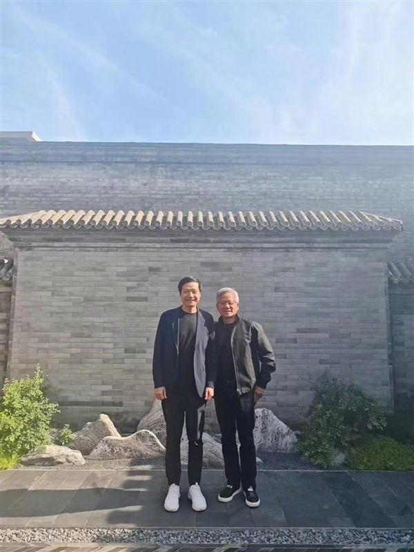 黄仁勋称中美AI研究交流至关重要:点赞中国AI开源