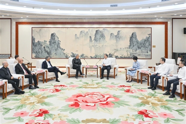 英伟达CEO黄仁勋今天首次中文演讲:直言好紧张 要好好练习中文