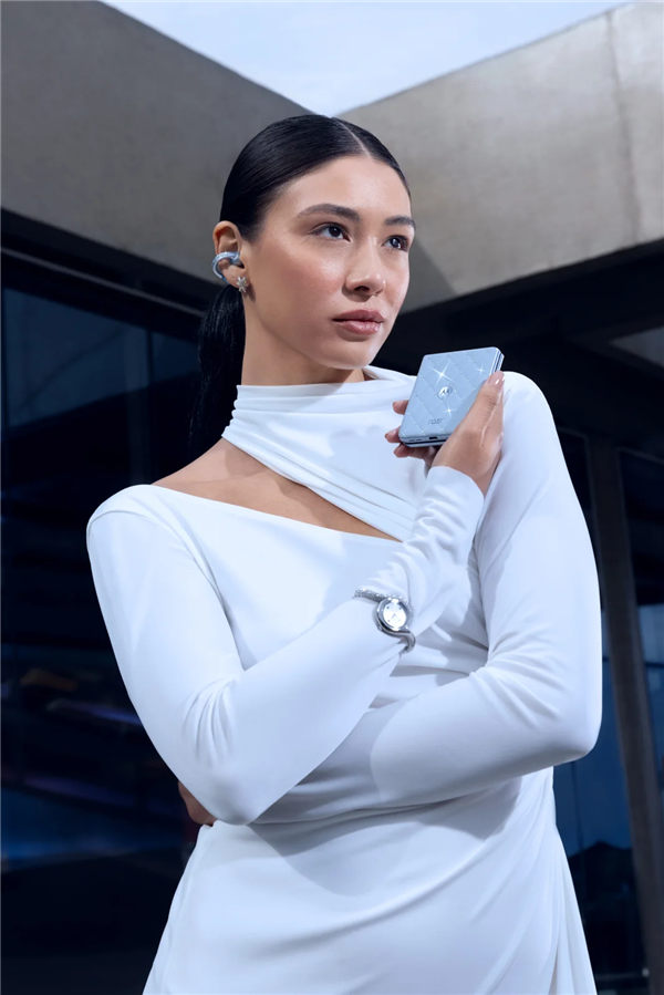 全球首款珠宝小折叠!moto razr 60施华洛世奇限定版发布:7200元