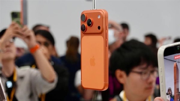 苹果的牙膏“挤爆了”!小米卢伟冰锐评iPhone 17:Air非常惊艳 Pro辨识度拉满
