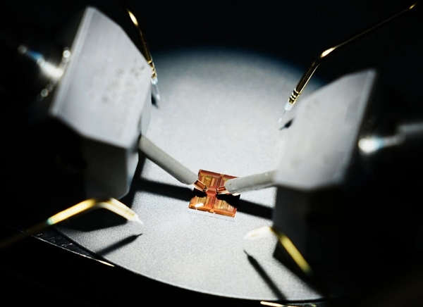 碾压传统闪存！我国研发全球首个二维-硅基混合架构闪存芯片