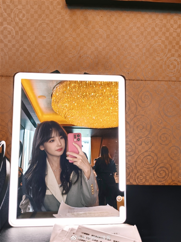 王冰冰用OPPO Find X9自拍:网友称赞好美