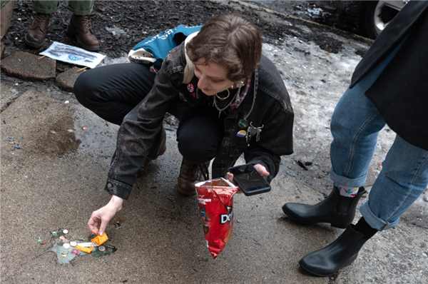 水泥地惊现“老鼠坑” 美国这条路火了！新研究带来反转：坑是松鼠砸的