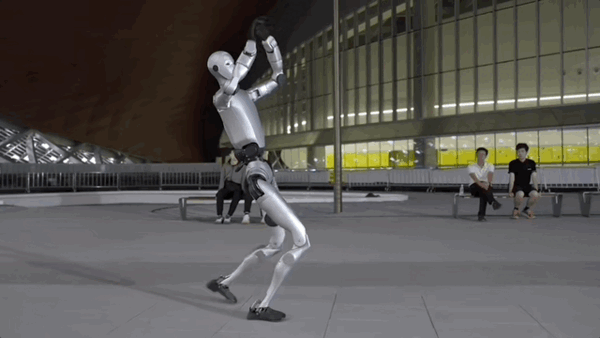 宇树最新机器人发布：1米8大高个 能跳舞会功夫