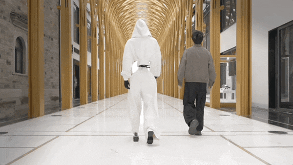 宇树最新机器人发布：1米8大高个 能跳舞会功夫