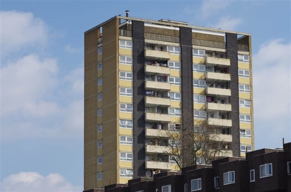 美国“晚买房”趋势加剧:首次购房者平均年龄升至40岁创纪录