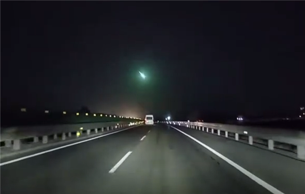 北方多地夜空现不明发光飞行物：不排除人造物体坠落