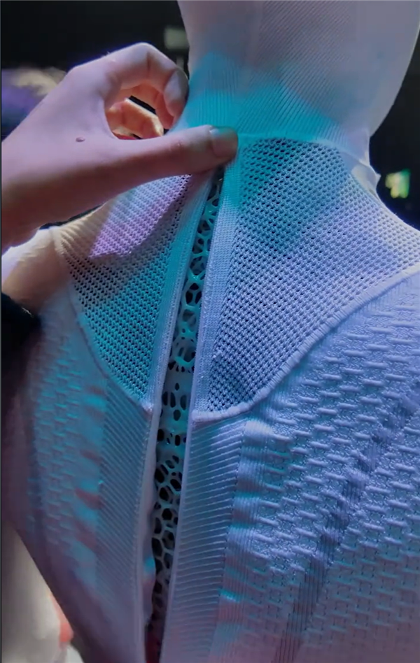 小鹏Iron机器人走路被质疑是真人 里面还穿着内裤!何小鹏脱衣展示