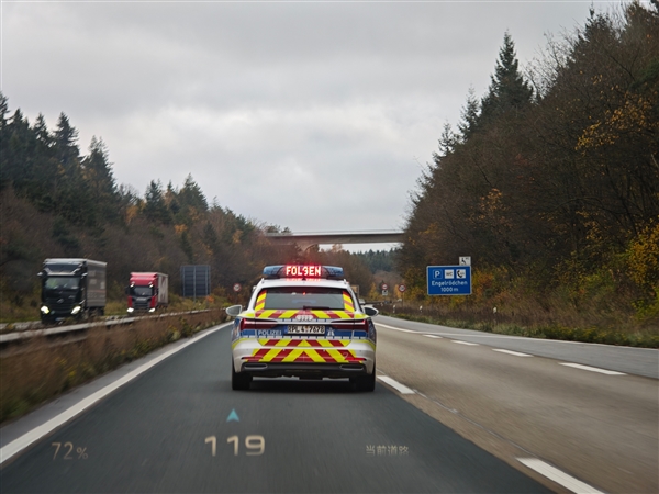 博主开小米SU7 Ultra在德国高速超速被拦 结果交警没罚款还要看车