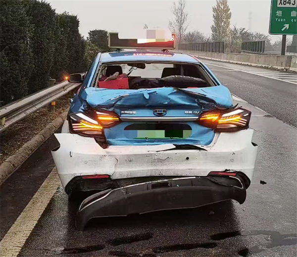 出租车错过高速出口急刹减速 载54人大客车陷险境!