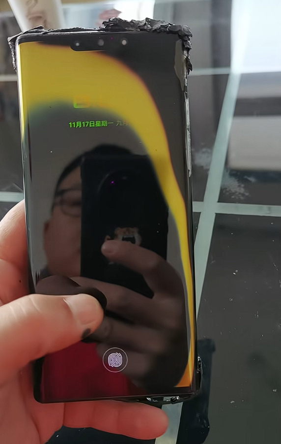 华为Mate 30 RS保时捷被火烧到面目全非：还能充电玩游戏