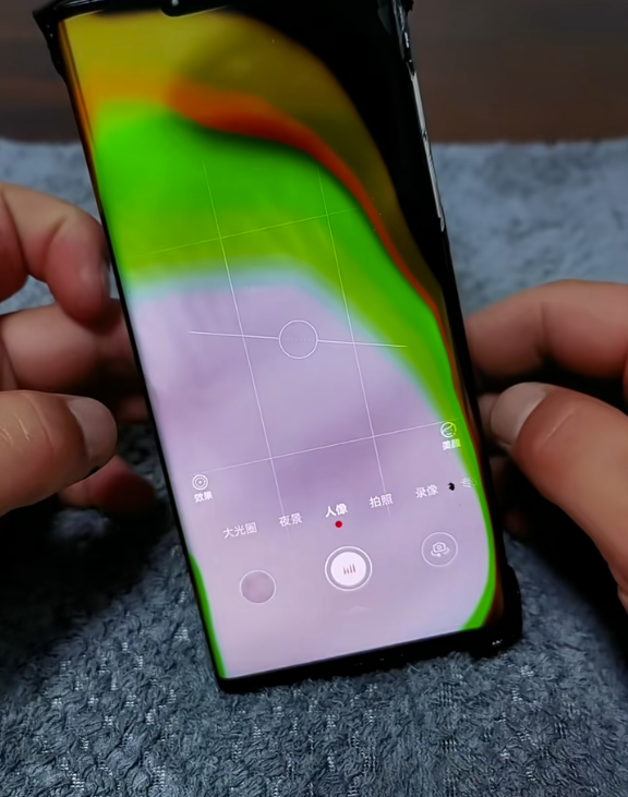 华为Mate 30 RS保时捷被火烧到面目全非：还能充电玩游戏