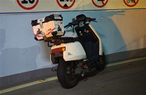 外卖小哥坚称被汽车大灯晃眼追到地库叫骂还报警：自己栽了