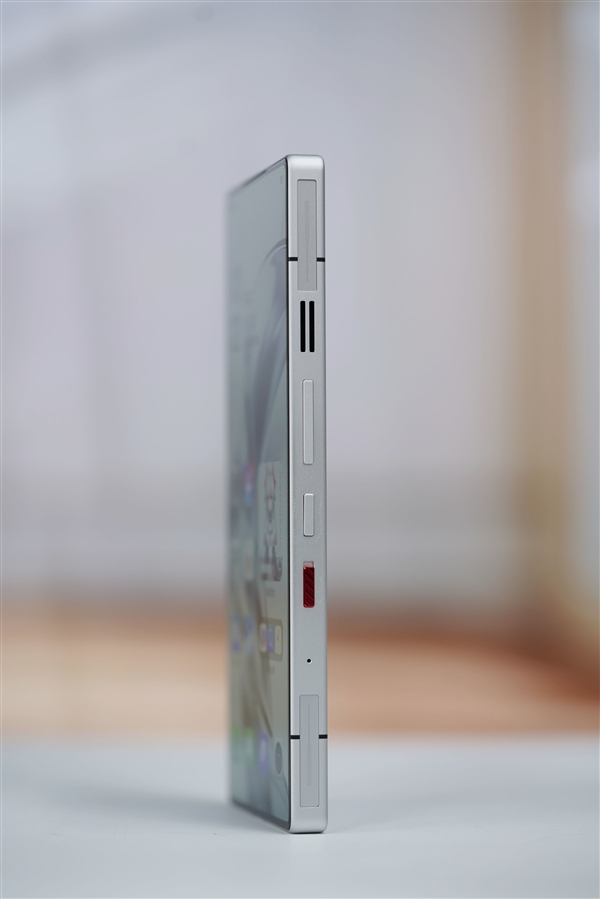 内置24000转/分钟风扇！红魔11 Pro图赏