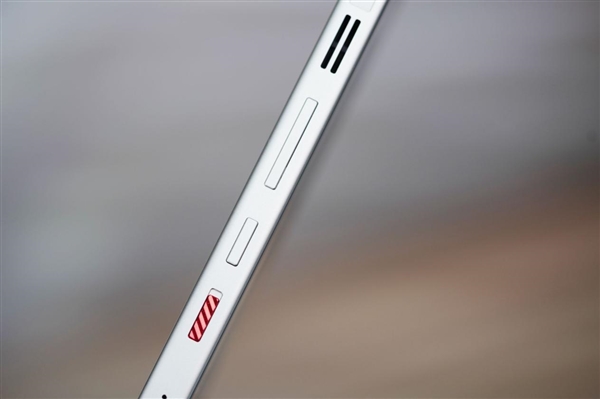 内置24000转/分钟风扇！红魔11 Pro图赏