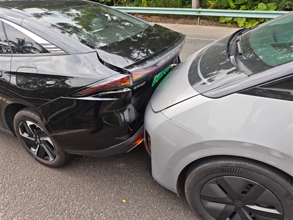 贵不贵 理想MEGA追尾前车定损28000：大灯一颗将近1万