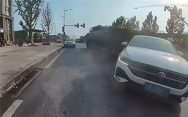 轿车违规掉头被试制装甲车撞了个正着:司机需负全部责任