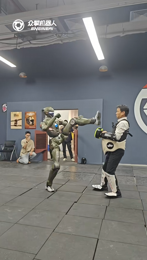 太残暴了！众擎T800人形机器人一脚把自家CEO踹翻在地 网友：多少带了点私人恩怨