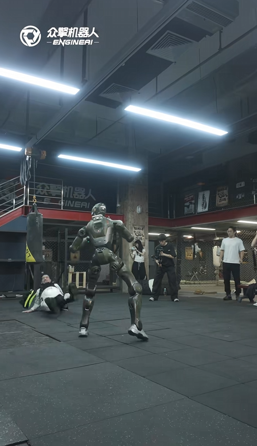 太残暴了！众擎T800人形机器人一脚把自家CEO踹翻在地 网友：多少带了点私人恩怨