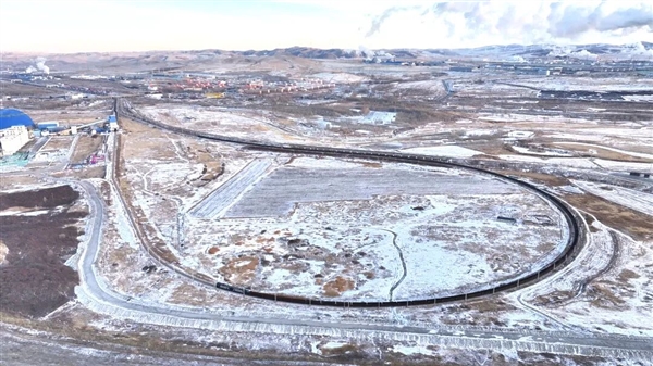 见识见识超长的火车“灯泡线”:时速只有1公里