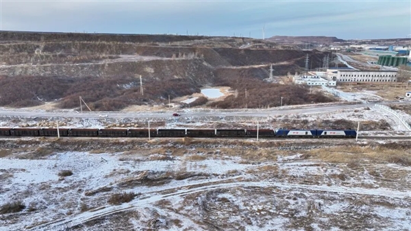 见识见识超长的火车“灯泡线”:时速只有1公里