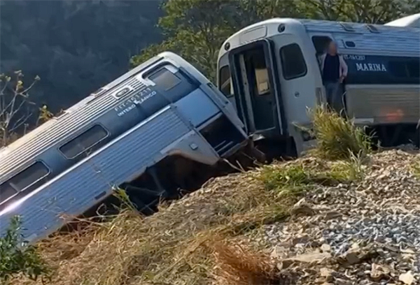 墨西哥一列车脱轨坠入7米深山谷：已致13死98伤