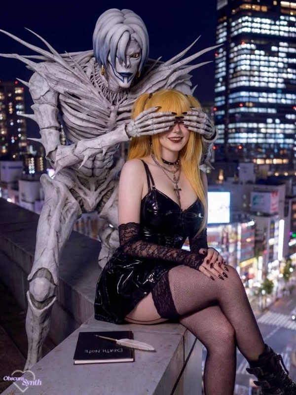 美国小姐姐Cos《电锯人》蕾塞 身材耀眼