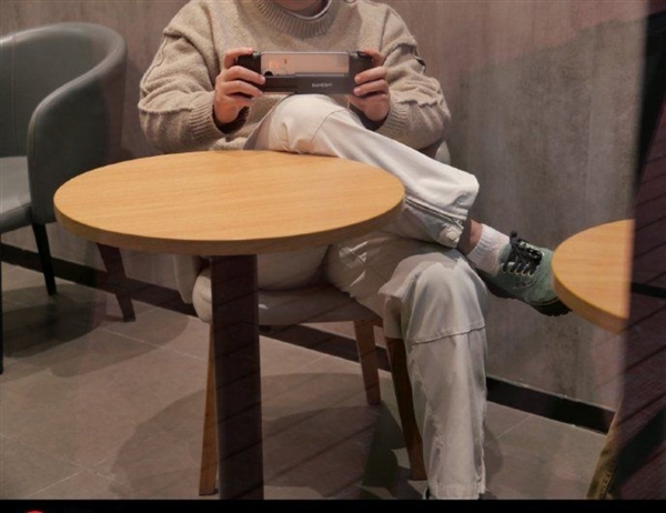 真我Neo8真机偷跑:觉醒光环+金属中框 辨识度拉满