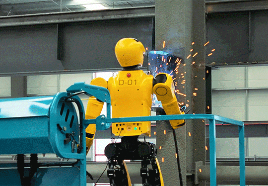 连干8小时不停歇！人形机器人完成全球首例人机协作高空焊接作业
