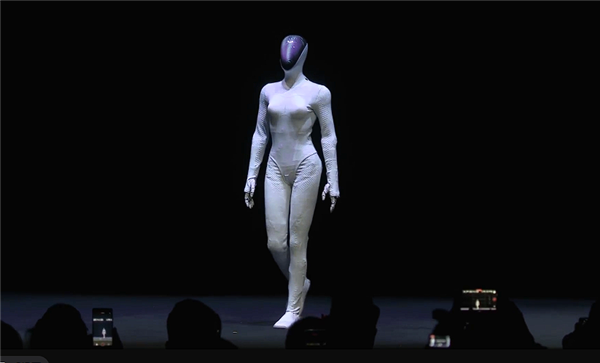 小鹏机器人IRON官宣首次线下互动!曾被质疑是真人假扮 让何小鹏扒衣验身