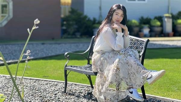 59岁王祖贤晒素颜生日照 大家好久不见：网友热议气质优雅仍少女感满满