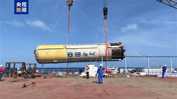 我国完成首次火箭芯一级箭体海上打捞回收任务！现场画面来了