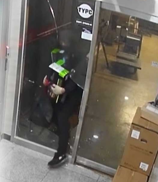 小偷破门而入电脑店偷走三张显卡:价值近10万元!